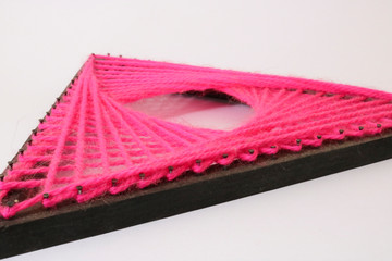 Decorazione in legno a forma di triangolo con fili in lana di color rosa, oggetti fatti a mano, Hobby e tempo libero