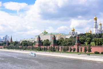Obraz premium RUSSIA, MOSCOW - June 30, 2017:View of the Kremlin across the river, temples with golden domes
