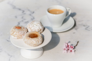 Italinienisches Mandelgebäck Dolci auf einem Kaffeehaustisch