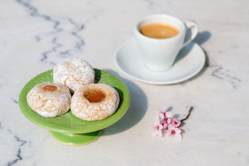Italinienisches Mandelgebäck Dolci auf einem Kaffeehaustisch