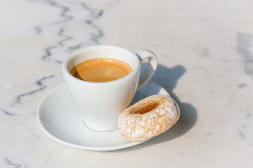 Espressotasse auf einem weißen Marmortisch