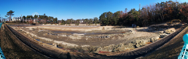 the pond under construction / 耐震工事中の公園の池(panorama view)