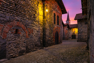 Tramonto su Ricetto di Candelo, Italia