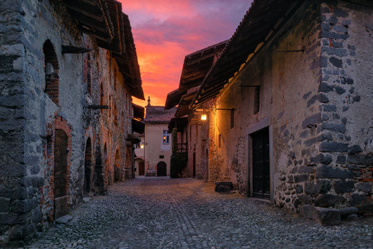 Tramonto su Ricetto di Candelo, Italia