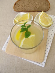 Kwas, selbst gemachtes Brotbier mit Zitrone und Minze