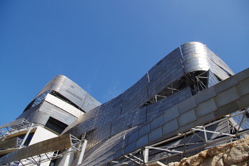 batiment futuriste en métal dans la pelouse