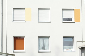Obraz na płótnie Canvas Fenster mit heruntergezogenen Rolläden