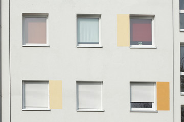 Obraz premium Fenster mit heruntergezogenen Rolläden