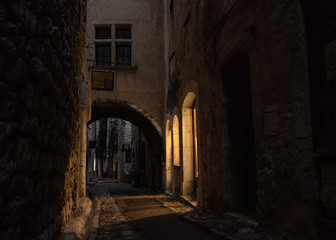 Fototapeta na wymiar Beleuchtete Strasse in mit Bogen in Saint Paul de Vence, Frankreich