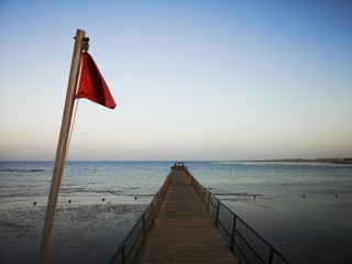 Rote Flagge, Strömung, Steg