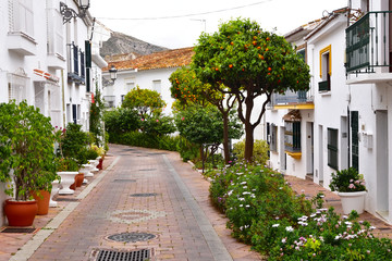 Benalmádena pueblo blanco ulica w Andaluzji