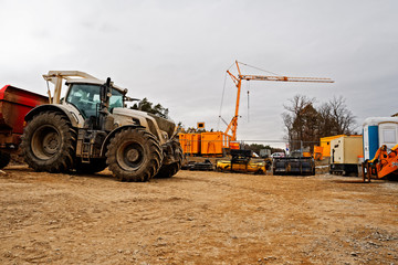 bulldog auf baustelle mit baukran