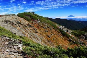 南アルプス塩見岳山頂への道　烏帽子岳山頂越しの富士山遠景