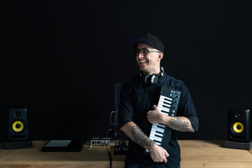 Obraz premium Man holding piano keyboard in his hands