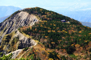 南アルプス塩見岳山頂への道　烏帽子岳登山道から三伏峠小屋を望む