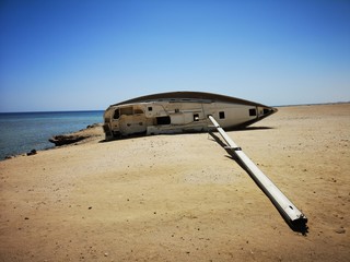 Schiffswrack in der Wüste