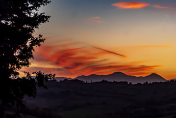 Colore del cielo e delle nubi al tramonto
