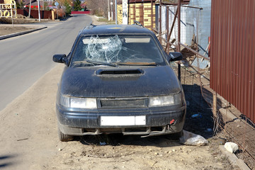 Obraz premium broken car stands on the side of the road