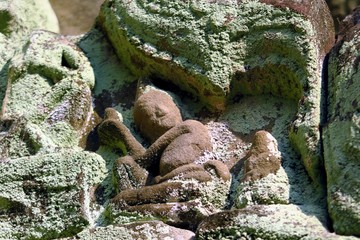 Femme sculptée  en bas relief Angkor 