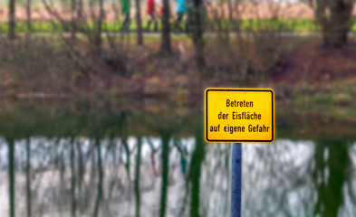 Warnschild Betreten der Eisfläche verboten im Frühling