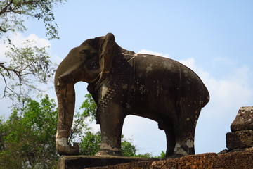 Fototapeta na wymiar Éléphant de pierre