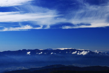 Fototapeta na wymiar 南アルプス塩見岳山頂から　壮大なうろこ雲の広がる風景　中央アルプス北アルプス遠景