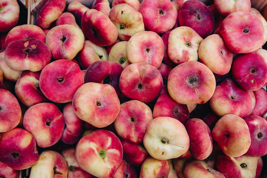 Eine Kiste voller Bergpfirsiche Pfirsiche