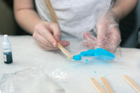 The Girl Makes Chemical Experience To Do Bath Bomb