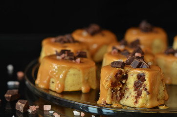 Cheesecake muffins with salty caramel on a glass plate