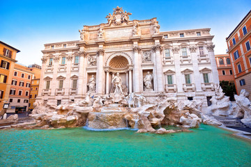 Obraz na płótnie Canvas Majestic Trevi fountain in Rome street view