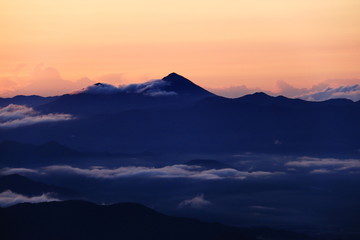東北飯豊連峰　三国岳避難小屋からの朝の景色　雲海と磐梯山