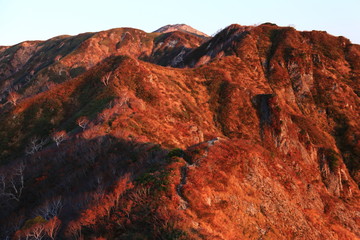 東北飯豊連峰　三国岳避難小屋から望む朝焼けの山頂へ続く道