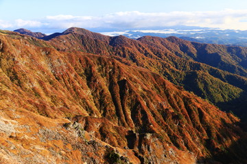 東北飯豊連峰　三国岳避難小屋からの風景　長坂尾根岩稜帯