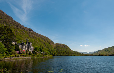 Irlanda, Connemara. Abbazia di Kylemore. Fu edificata in stile neogotico nel XIX secolo dal...