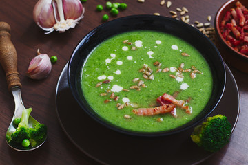 Zupa krem z brokulai groszku, dieta ketogeniczna