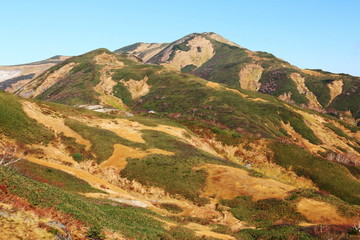Naklejka premium 東北飯豊連峰 種蒔山稜線から切合小屋越しに飯豊山山頂を望む
