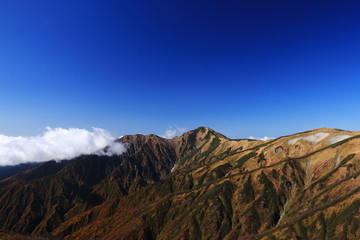 東北飯豊連峰　飯豊山山頂への道　切合小屋稜線からの紅葉の大日岳を望む