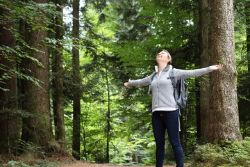Frau glücklich im Wald