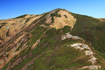 東北飯豊連峰　飯豊山山頂への道　切合小屋稜線から山頂を望む