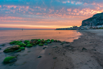 La spiaggia di Cefalù con la cittadina sullo sfondo alle prime luci del mattino, Sicilia	