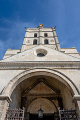 Kirche neben Papstpalast 'Palais des Pape' in Avignon, Frankreich
