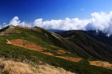 東北飯豊連峰　飯豊山頂の風景　本山小屋と一ノ王子　登山道遠景