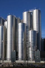 Edelstahl-Silos in der Lebensmittelproduktion, Lagerung von Lebensmitteln in Stahlsilos