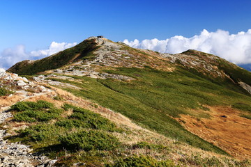 東北飯豊連峰　飯豊山頂の風景　本山小屋と一ノ王子遠景