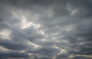 Obraz premium Dramatic sky with sunlight showing thru them