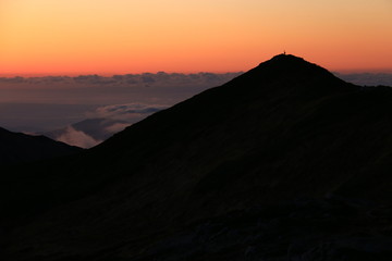 東北飯豊連峰　飯豊山頂直下　本山小屋から　夕焼けと飯豊山山頂シルエット