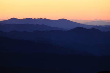 東北飯豊山　山頂直下本山小屋から　朝焼けに煙る　安達太良山のグラデーション