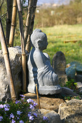 statue de bouddha dans un jardin zen