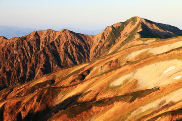 東北飯豊連峰　飯豊山山頂直下本山小屋の朝　朝陽に映える大日岳の雄姿
