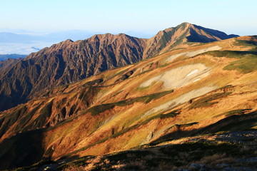 東北飯豊連峰　飯豊山山頂直下本山小屋の朝　朝陽に映える大日岳の雄姿